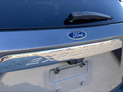 Used 2021 Ford Explorer XLT w/ Equipment Group 202A RWD image 10