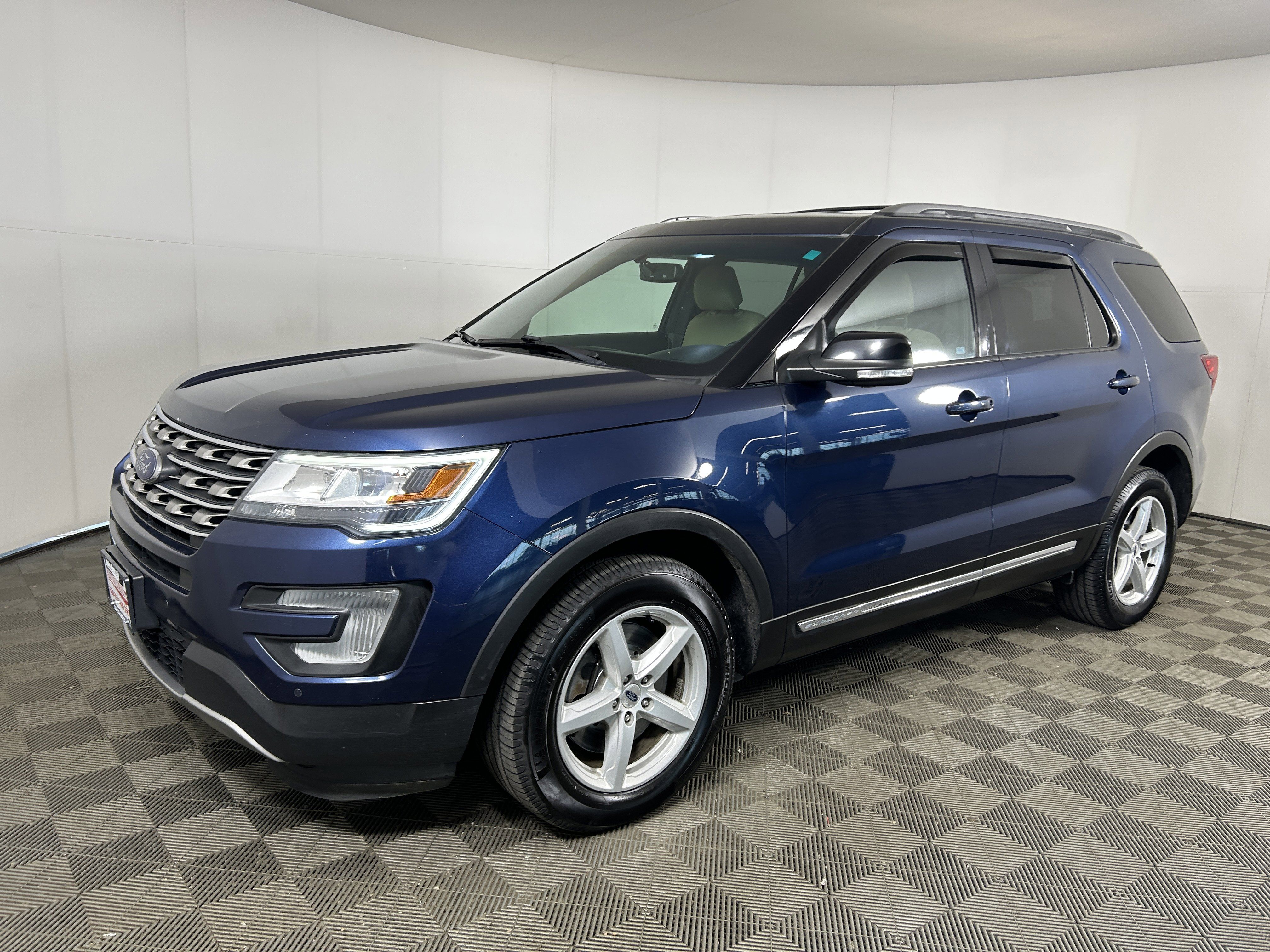 Used 2017 Ford Explorer XLT w/ Equipment Group 201A AWD/4WD image 1