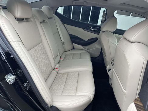 Used 2018 Nissan Maxima Platinum image 11