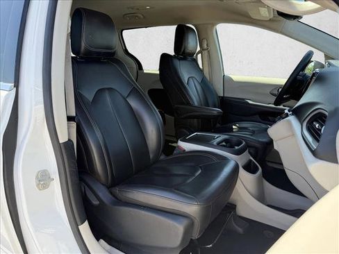 Used 2023 Chrysler Pacifica Touring-L FWD image 13