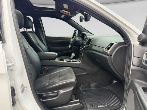 Used 2022 Jeep Grand Cherokee Laredo X RWD image 17