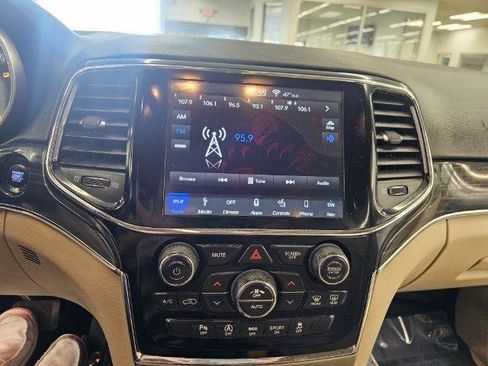 Used 2019 Jeep Grand Cherokee Limited AWD/4WD image 15