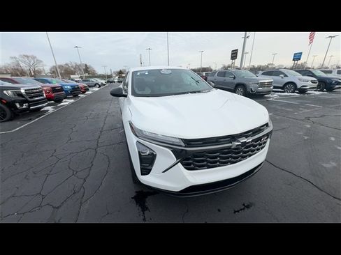 Used 2024 Chevrolet Trax RS w/ Driver Confidence Package image 3