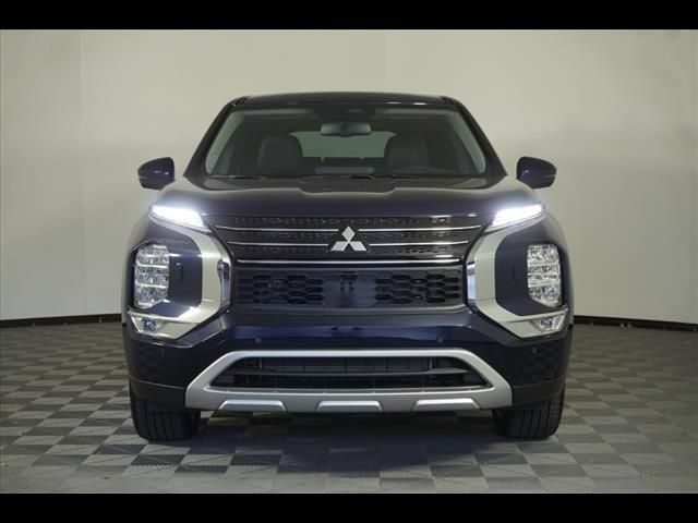 Used 2025 Mitsubishi Outlander SE AWD/4WD image 2