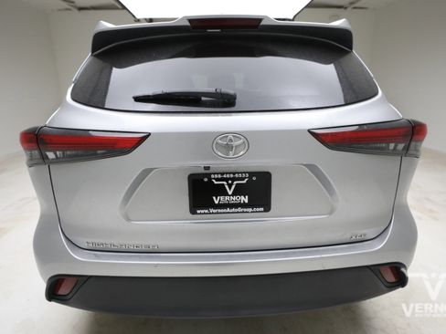 Used 2023 Toyota Highlander XLE FWD image 3