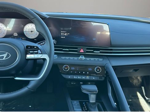 New 2025 Hyundai Elantra SEL image 18