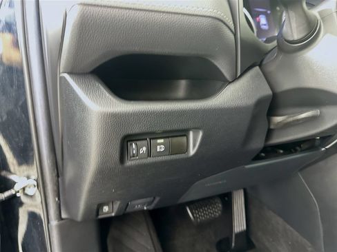 Used 2021 Toyota RAV4 LE AWD/4WD image 9