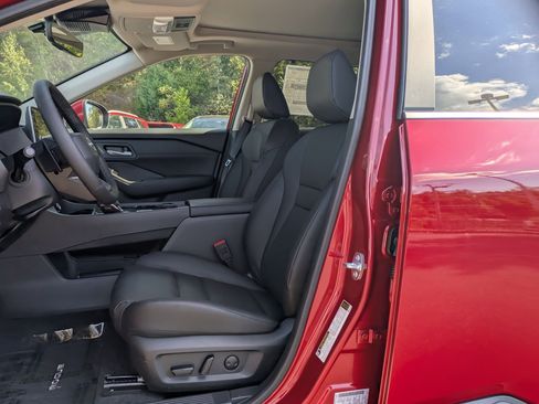 Used 2026 Nissan Rogue SV w/ SV Premium Package image 12