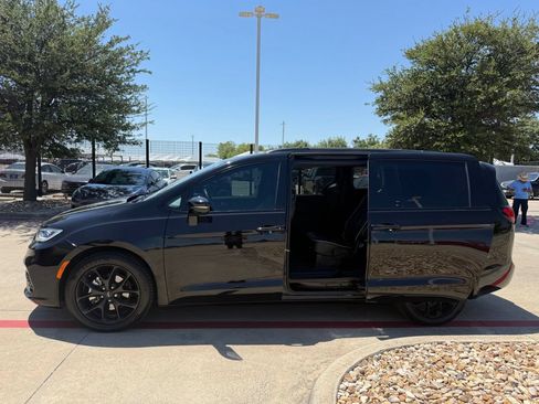 Used 2025 Chrysler Pacifica Limited FWD image 3