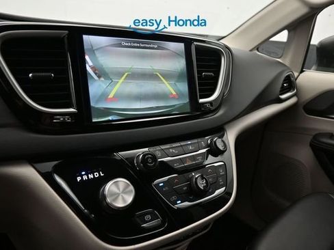 Used 2023 Chrysler Pacifica Touring-L FWD image 12