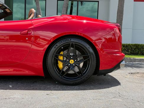 Used 2017 Ferrari California T RWD image 12