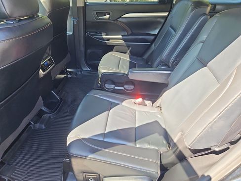 Used 2019 Toyota Highlander XLE AWD/4WD image 31