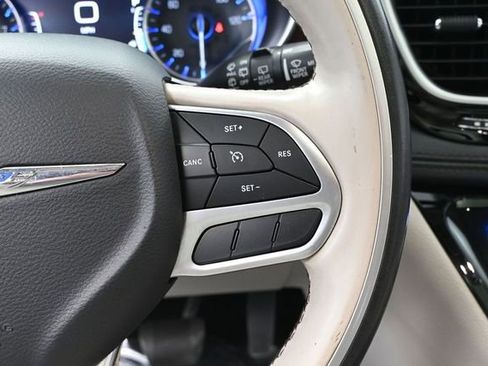 Used 2020 Chrysler Pacifica Limited FWD image 30