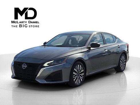 Used 2024 Nissan Altima 2.5 SV image 2