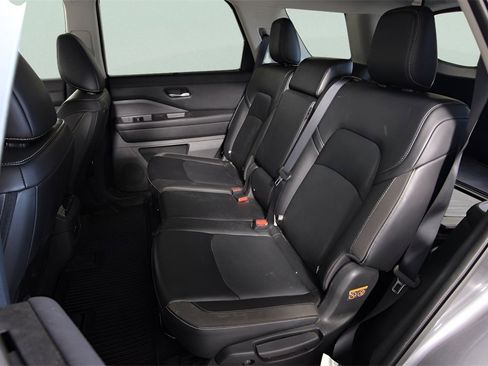 Used 2024 Nissan Pathfinder SL image 12