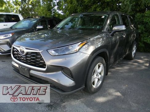 Used 2023 Toyota Highlander L AWD/4WD image 3