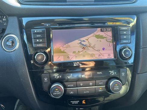 Used 2018 Nissan Rogue SV w/ Premium Package image 15