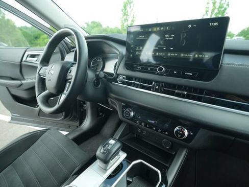 Used 2025 Mitsubishi Outlander SE FWD image 34