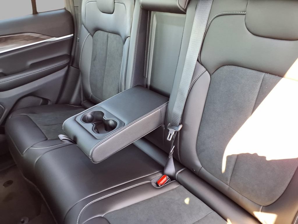 New 2026 Jeep Grand Cherokee Altitude AWD/4WD image 24