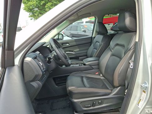 Used 2025 Nissan Pathfinder SL AWD/4WD image 14