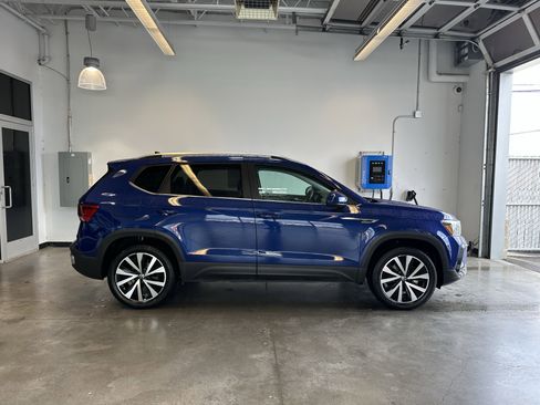 Used 2022 Volkswagen Taos SE image 2