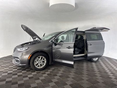Used 2023 Chrysler Pacifica Touring-L image 13
