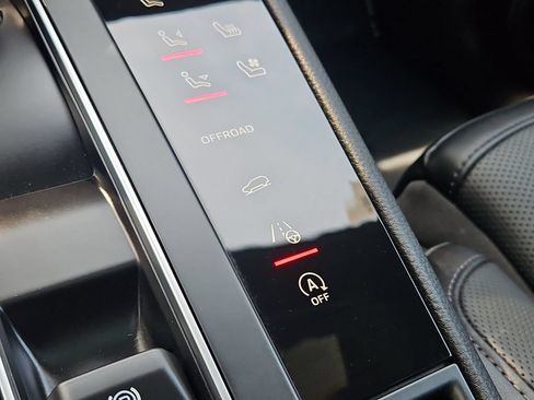 Certified 2026 Porsche Macan AWD/4WD image 18