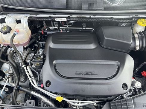 Used 2024 Chrysler Pacifica Touring-L FWD image 28