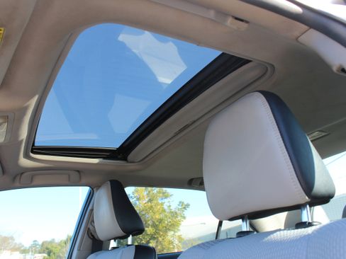 Used 2017 Toyota Camry SE w/ Moonroof Package image 4