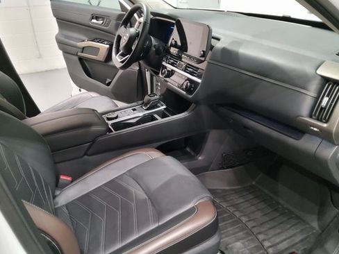 Used 2024 Nissan Pathfinder Platinum image 16