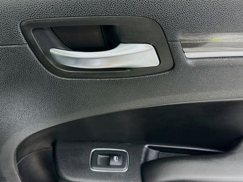 Used 2020 Chrysler 300 Touring RWD image 30