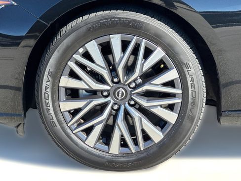 Used 2025 Nissan Altima 2.5 SV FWD image 13