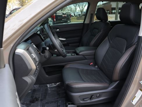 Used 2024 Nissan Pathfinder Platinum image 8