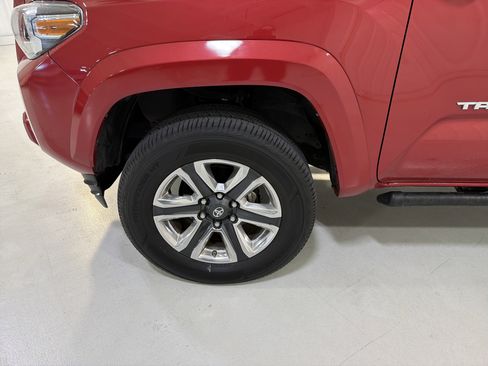 Used 2016 Toyota Tacoma Limited w/ Towing Package image 9