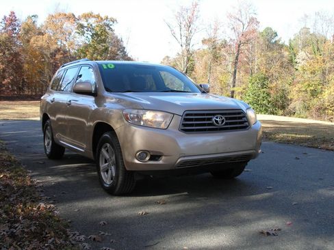 Used 2010 Toyota Highlander SE FWD image 1