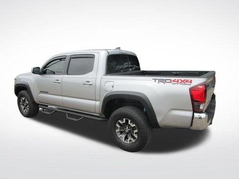 Used 2018 Toyota Tacoma TRD Off-Road AWD/4WD image 4