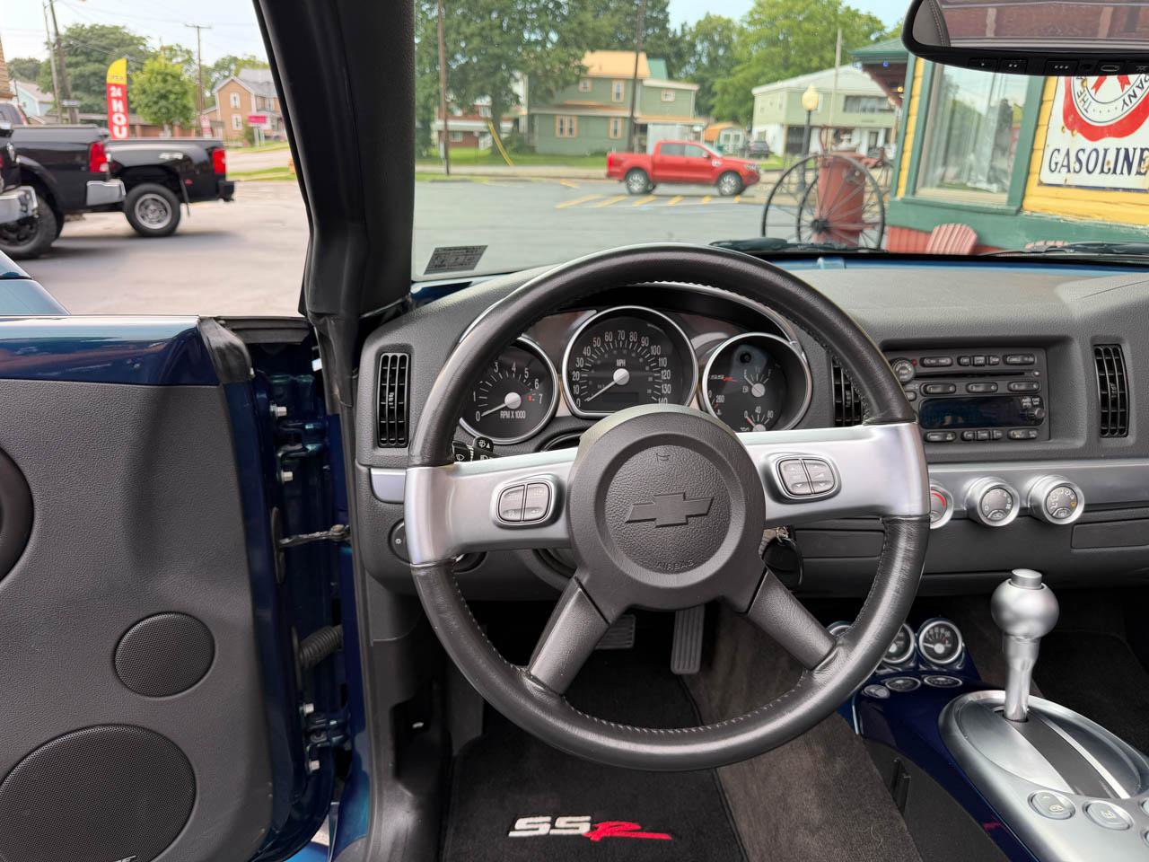 Used 2005 Chevrolet SSR w/ Preferred Equipment Group RWD image 23