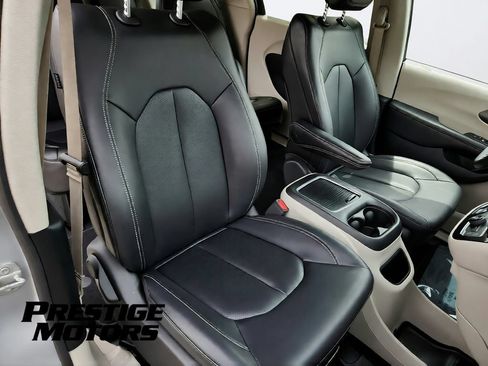 Used 2024 Chrysler Pacifica Touring-L FWD image 32