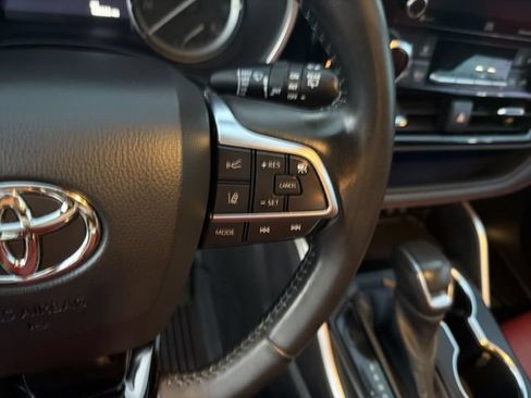 Used 2021 Toyota Highlander XSE FWD image 18