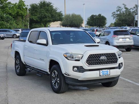 Used 2018 Toyota Tacoma TRD Sport RWD image 3