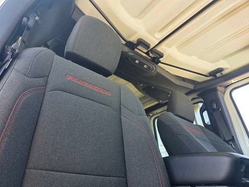 Used 2025 Jeep Wrangler Unlimited Rubicon AWD/4WD image 17