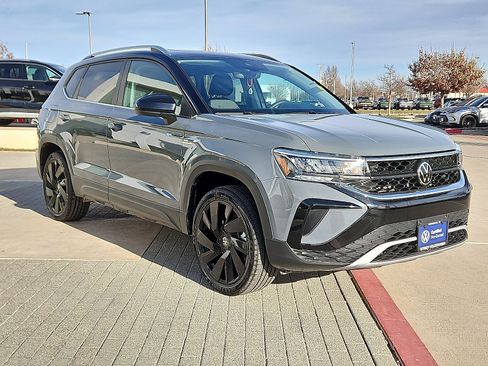 Certified 2024 Volkswagen Taos SE image 4