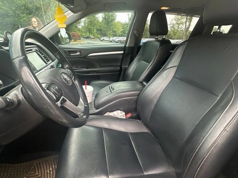 Used 2019 Toyota Highlander XLE AWD/4WD image 12