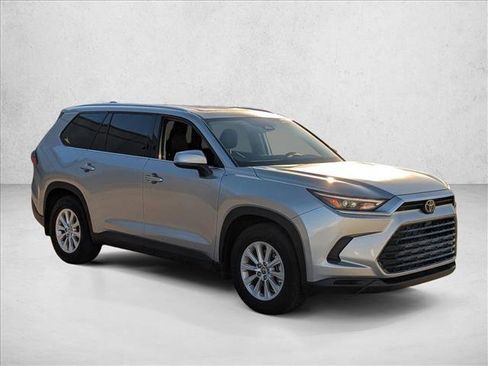 Used 2025 Toyota Grand Highlander FWD image 3