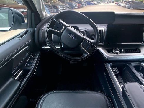 Used 2025 Ford Expedition Platinum AWD/4WD image 6