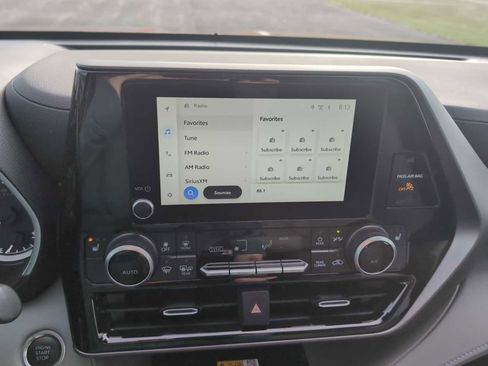 Used 2024 Toyota Highlander XLE image 13