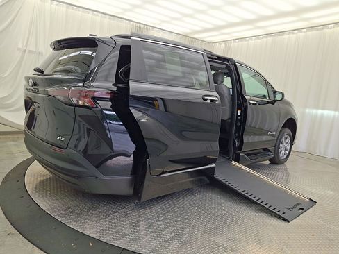 Used 2026 Toyota Sienna XLE FWD image 28