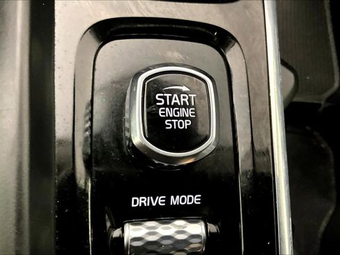 Used 2020 Volvo XC60 T5 Momentum w/ Premium Package image 34