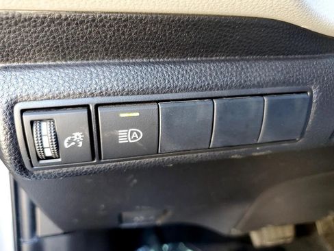 Used 2020 Toyota Corolla LE image 34