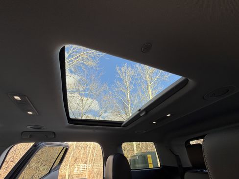 Used 2023 GMC Acadia SLT w/ Elevation Edition image 7